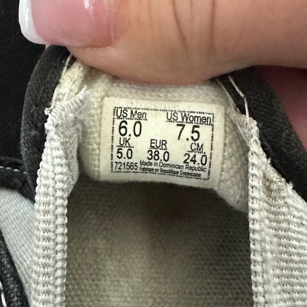 Black slip on vans size W7.5 - Picture 4 of 5